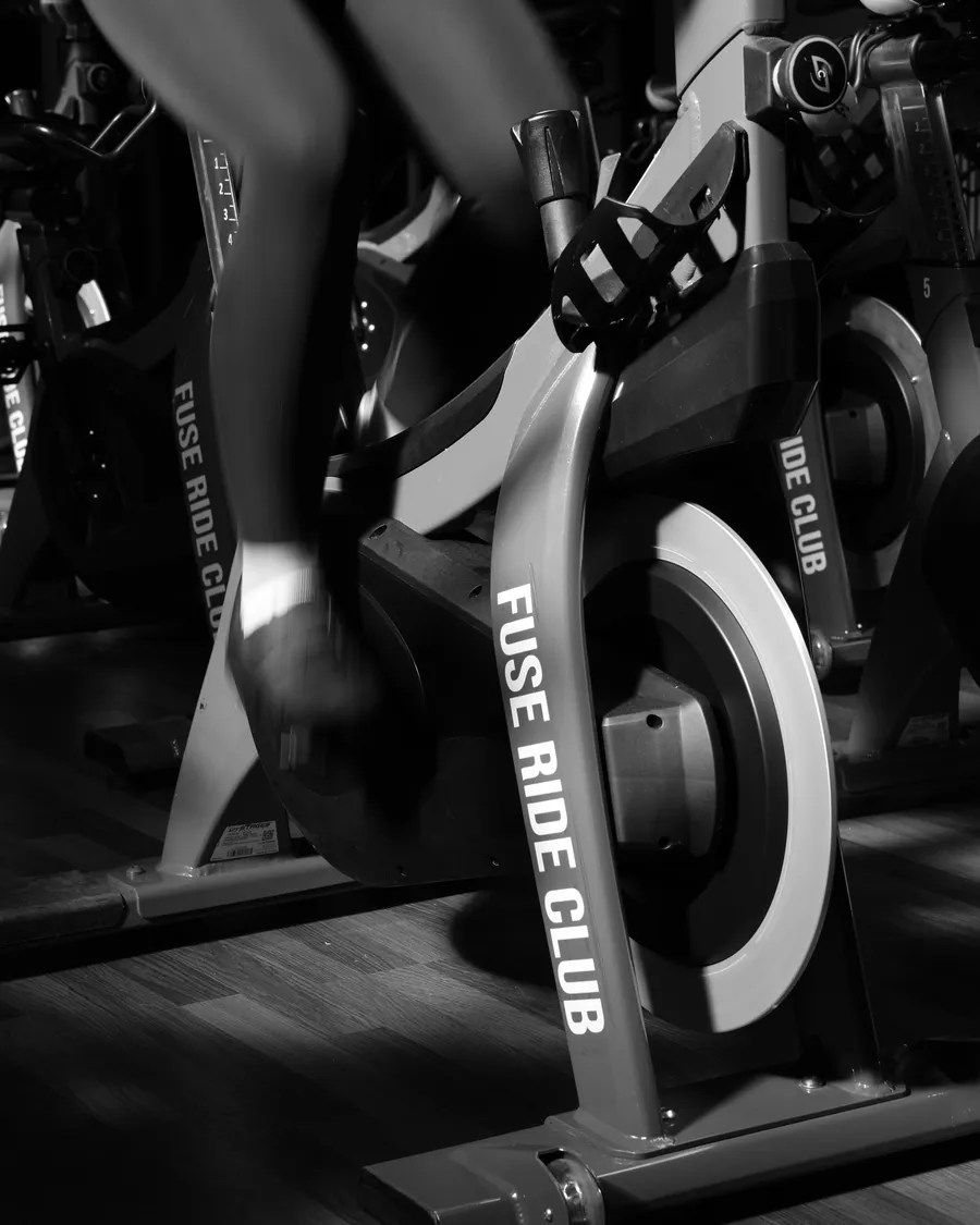 Een rider op een fiets van FUSE Ride Club
