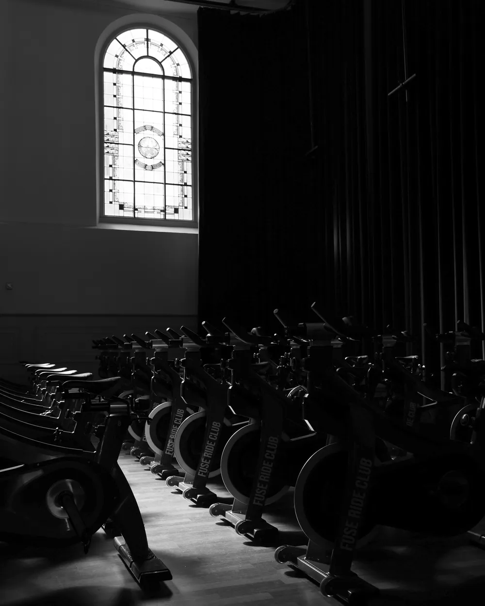 De zaal van FUSE in de Doopkerk, met de fietsen in een rij